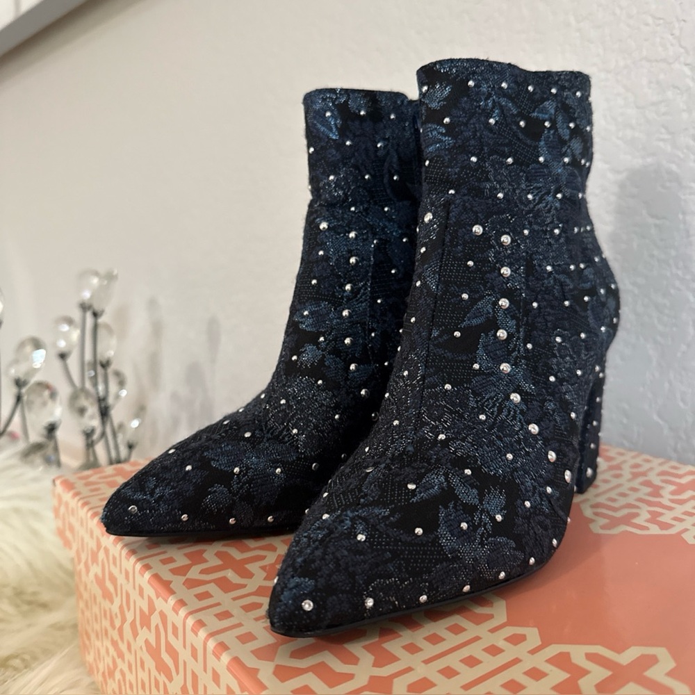 New in box Gianni Bini high shine sinasa blue.boots size 8